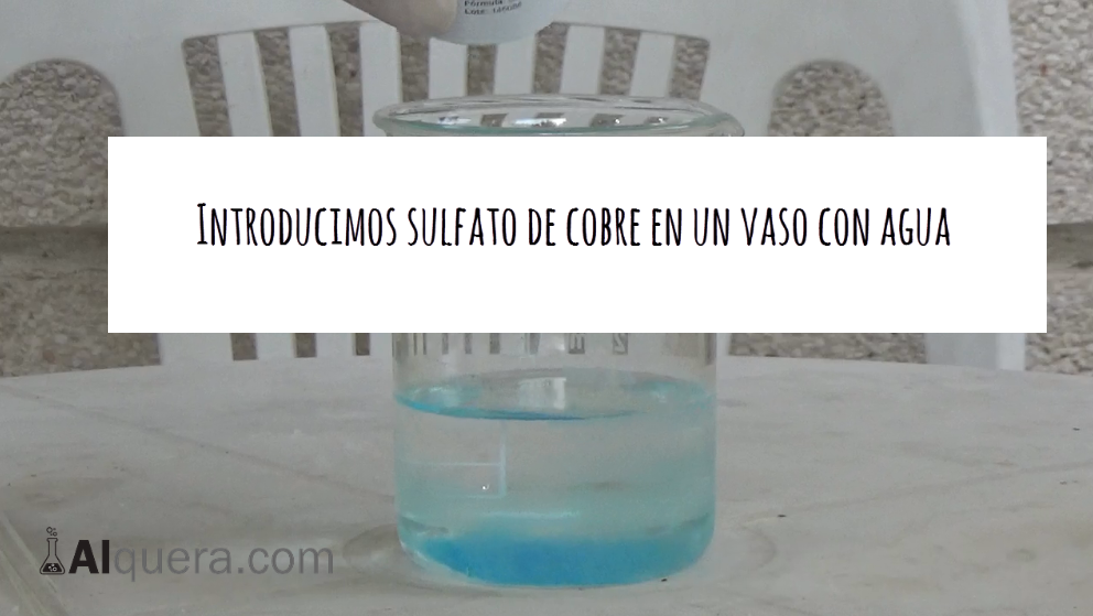 Polvos de Sulfato de Cobre en un Vaso con Agua